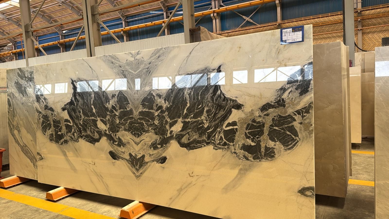 Bloklarımızın kesimleri tamamlanmış olup, ürünlerimiz satışa hazır şekilde depomuza ulaşmıştır.